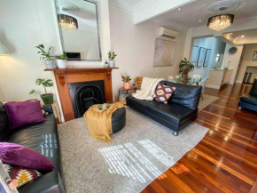 Immaculate 3 Bed City Home - Close to Everything!, Sydney